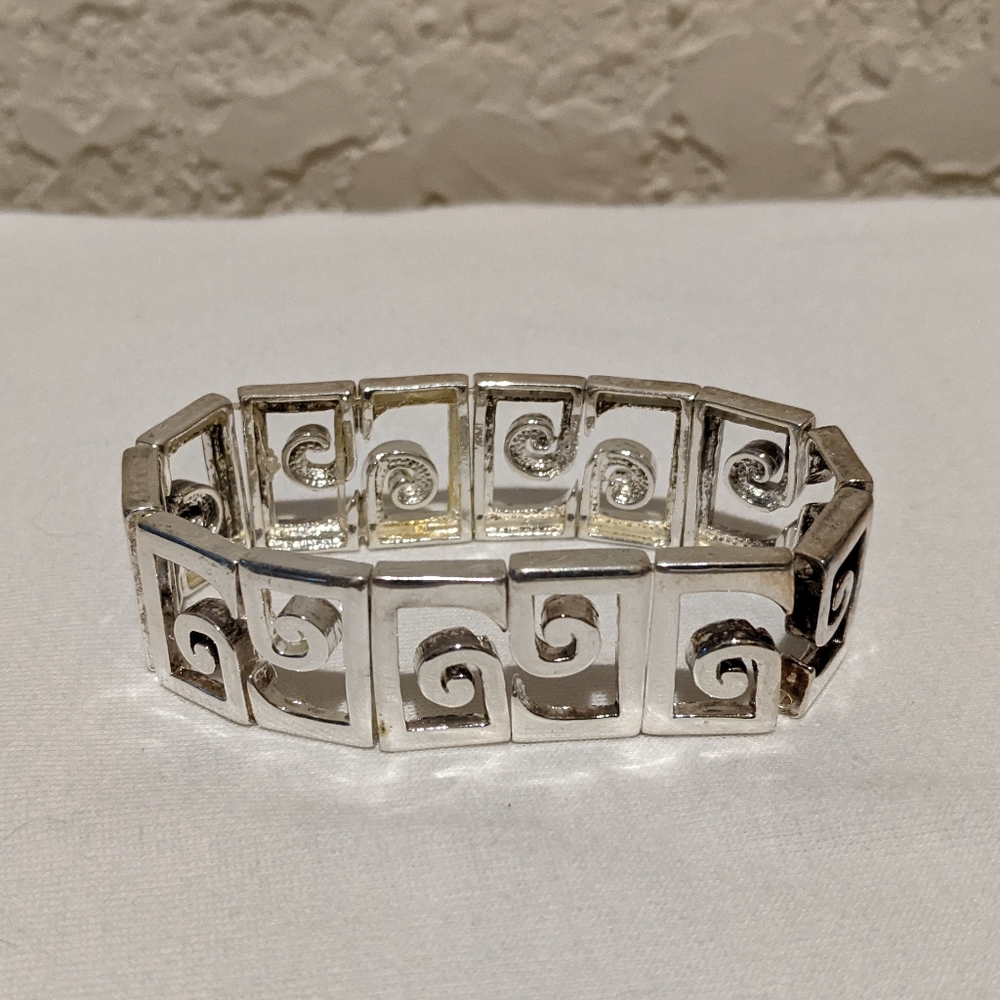 8 Bracelets - Picture 3 of 9